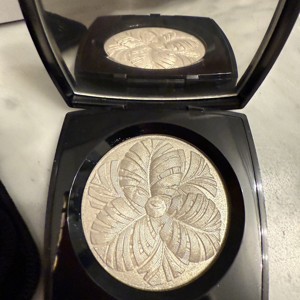 Chanel Camelia De Plumes Highlighting Powder NEW! - Picture 2 of 4